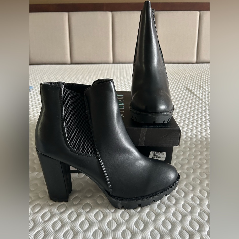 Women’s Windsor black boots.